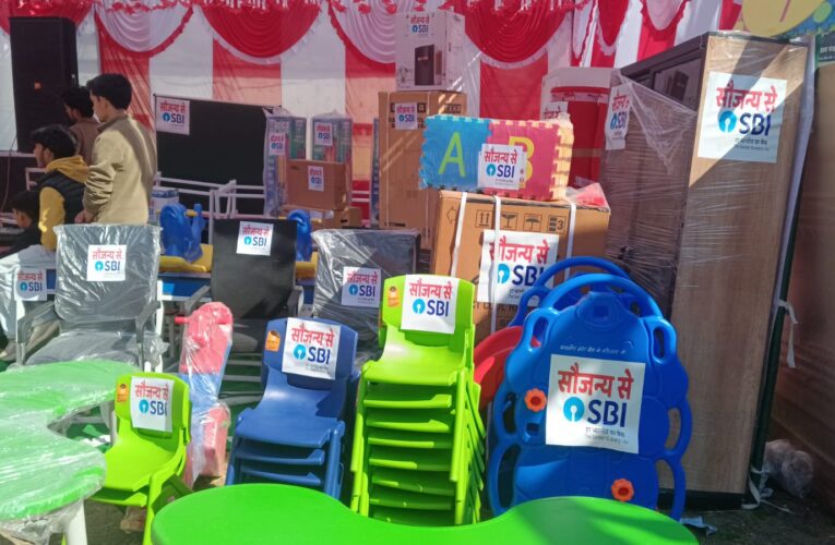 एसबीआई मंडी ने अप्पर पंडोह स्कूल को भेंट की 4.50 लाख की आवशयक सामग्री