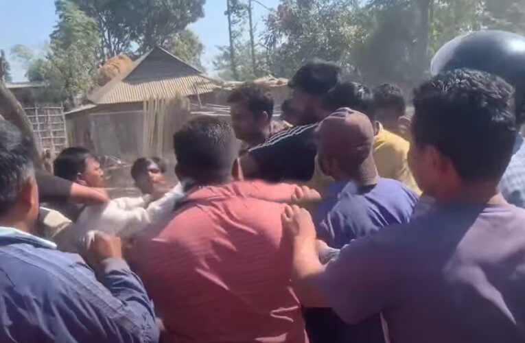 नेपाल में दो दलों के कार्यकर्ताओं के बीच झड़प, पुलिस ने किया लाठीचार्ज