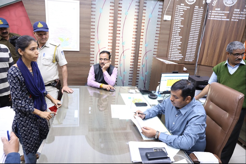 bhopal-collector-public-hearing-problems-applicant