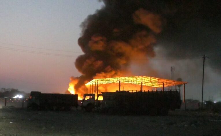 ट्रांसपोर्ट नगर कचरा डंपिंग यार्ड में लगी भीषण आग, पूरे शहर में छाया धुआं