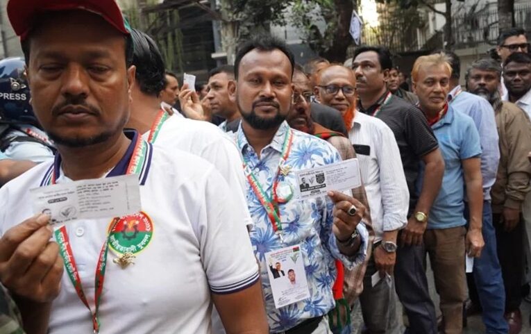 बांग्लादेश में मतदान शुरू, आधी रात तक अधिकांश सीटों का आ जाएगा नतीजा