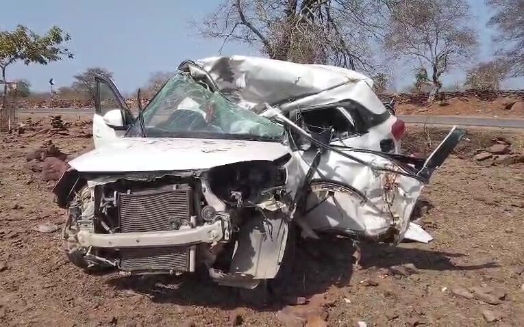 पेड़ से टकराई तस्करों की कार, एक की मौत, दूसरा घायल, मिला डोडा चुरा