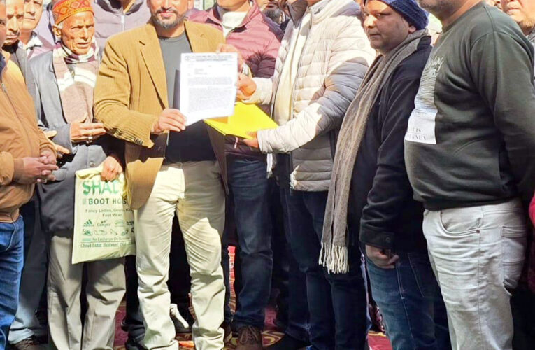 कर्मचारियों ने मांगों को लेकर किया प्रदर्शन