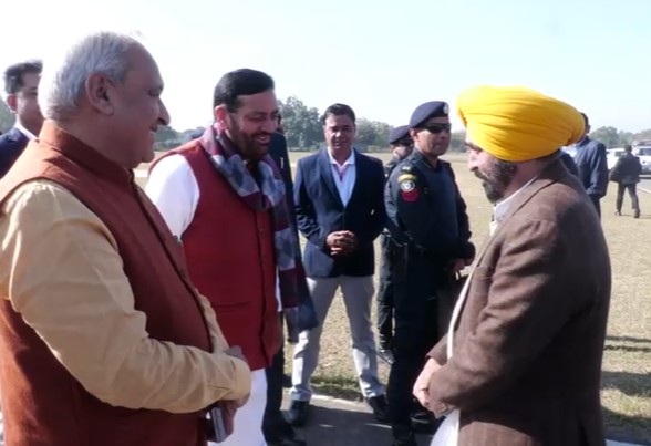 हेलीपैड पर मिले हरियाणा व पंजाब के मुख्यमंत्री