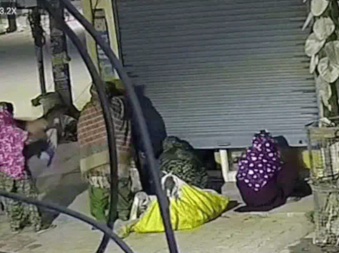 womens-gang-theft-in-the-shop