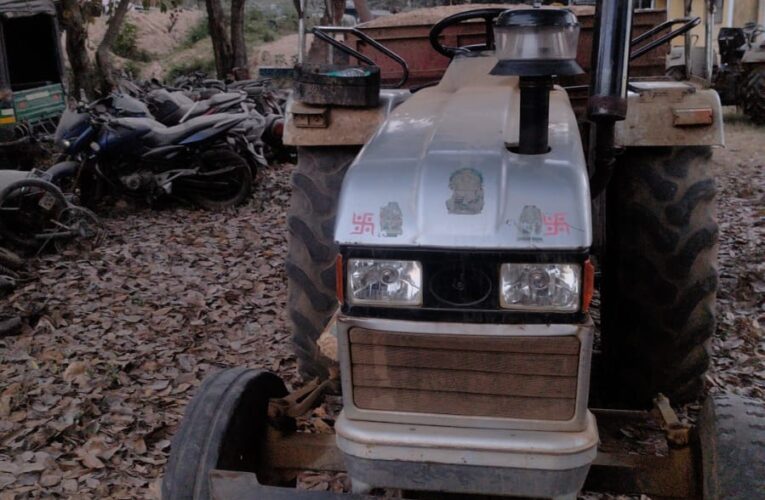 प्रशासन ने अवैध बालू खनन कर रहे दो ट्रैक्टर काे किया जब्त