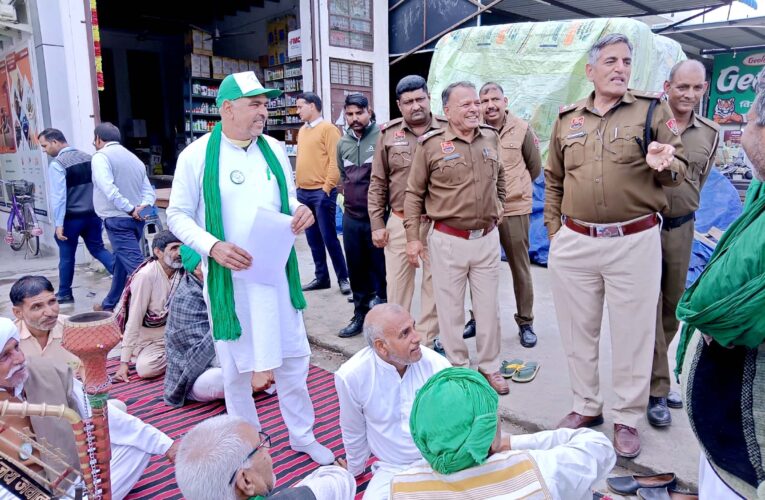 जींद: भाकियू की चेतावनी पर बैंक कर्मचारियों ने किसानों को सौंपी पाॅलिसी