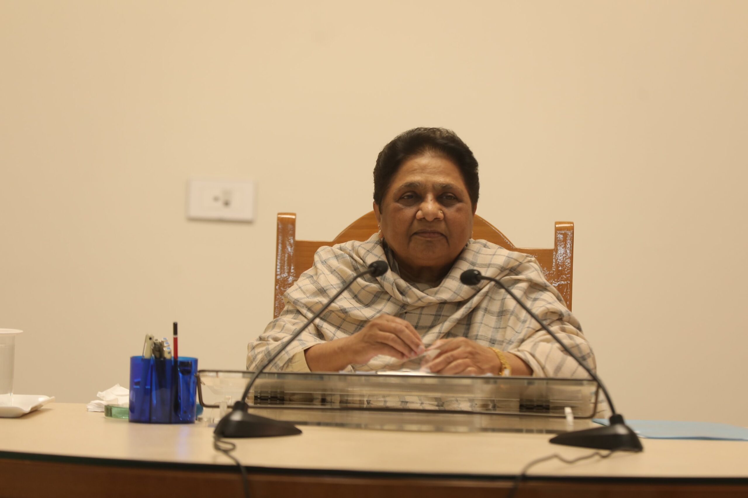 mayawati-held-a-review-meeting