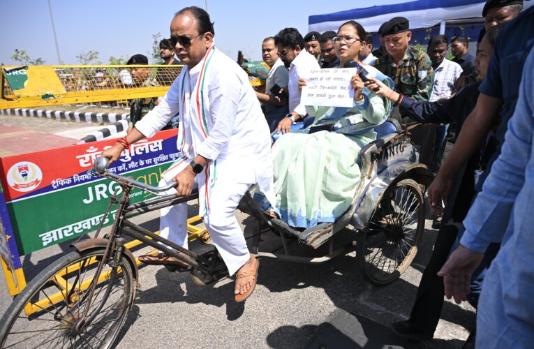 रिक्शे से विधानसभा पहुंचे मंत्री इरफान-शिल्पी, पेट्रोल-डीजल और रसोई गैस की बढ़ती कीमतों के खिलाफ किया प्रदर्शन