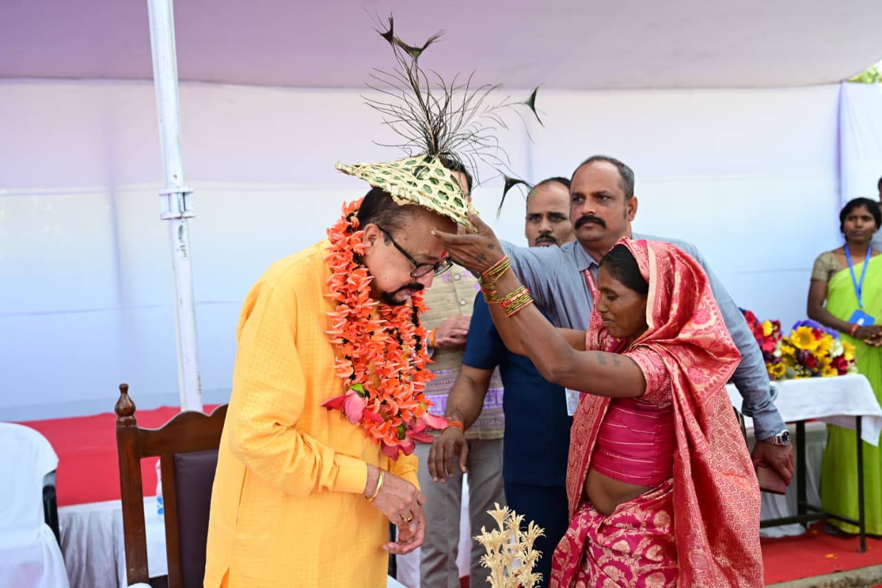 governor-baiga-birhor-tribal-people-discussion