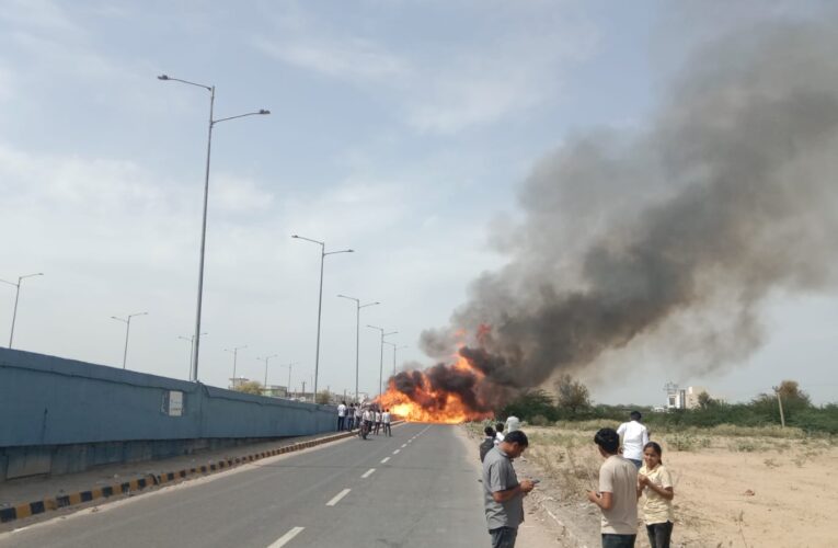 एथेनॉल से भरा टैंकर पलटा, 200 मीटर तक फैली आग, ड्राइवर जिंदा जला