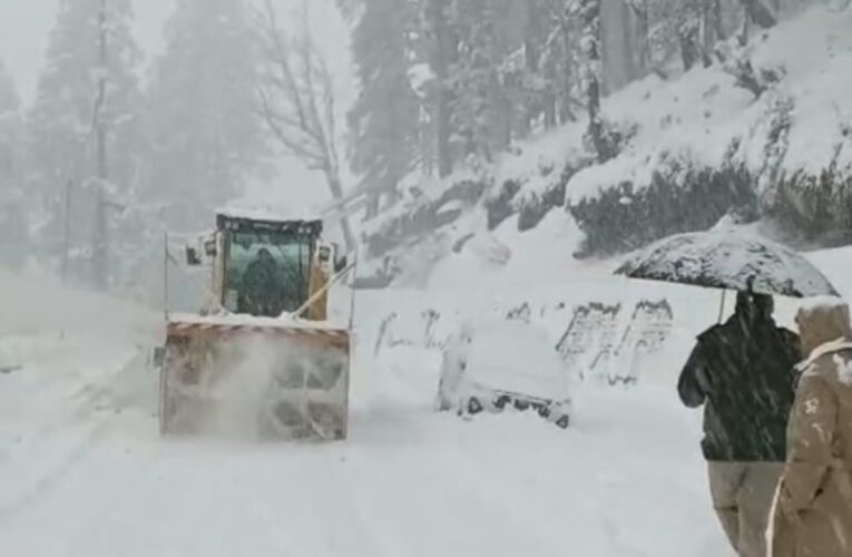 मनाली में अचानक बर्फबारी से बढ़ी पर्यटकों की परेशानी, बर्फ में फंसे सैंकड़ों वाहनों को निकालने में जुटी पुलिस