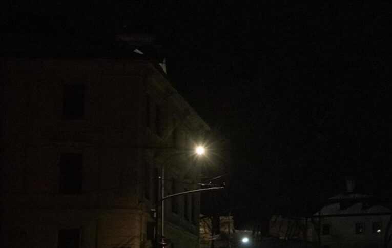 कुवैत में इंटरसेप्शन का मलबा गिरा, बिजली ट्रांसमिशन लाइनें ठप