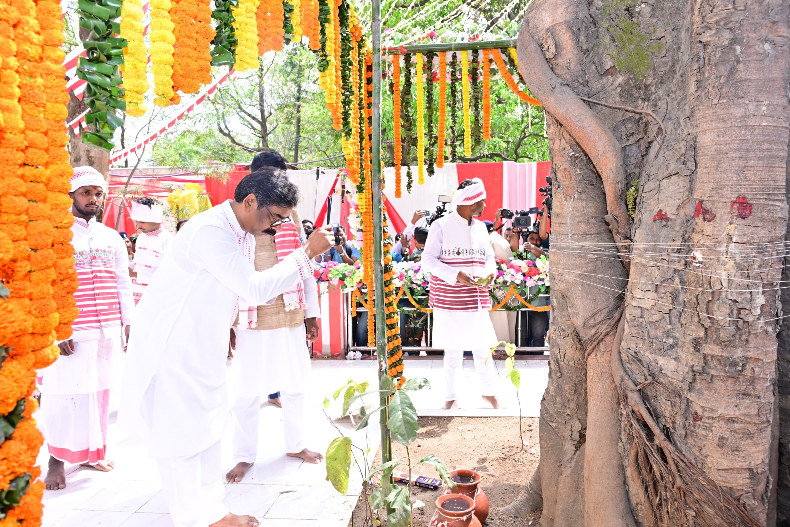 jh-cm-participated-sarhul-pooja-ranchi