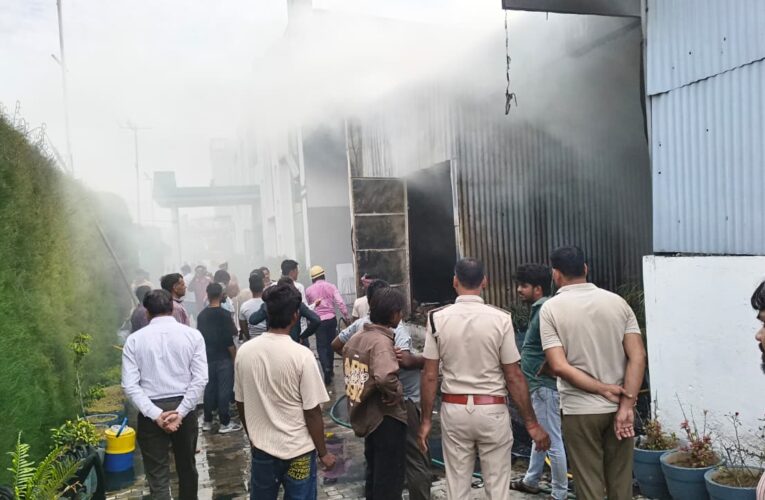 जींद : मैरिज पैलेस स्टोर में लगी आग, सामान जला