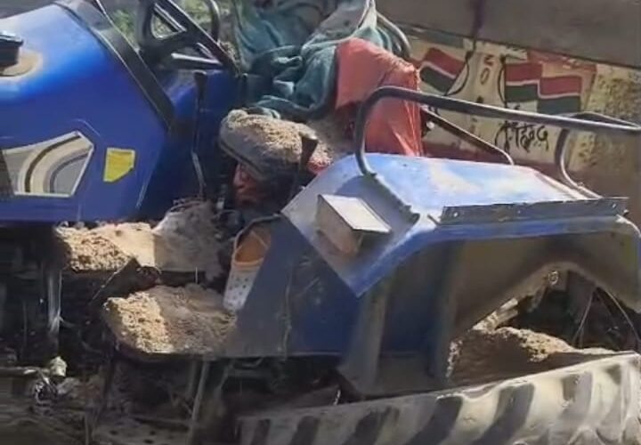 तेज़ रफ़्तार ट्रैक्टर से कुचलकर बेटी की मौत, मां घायल