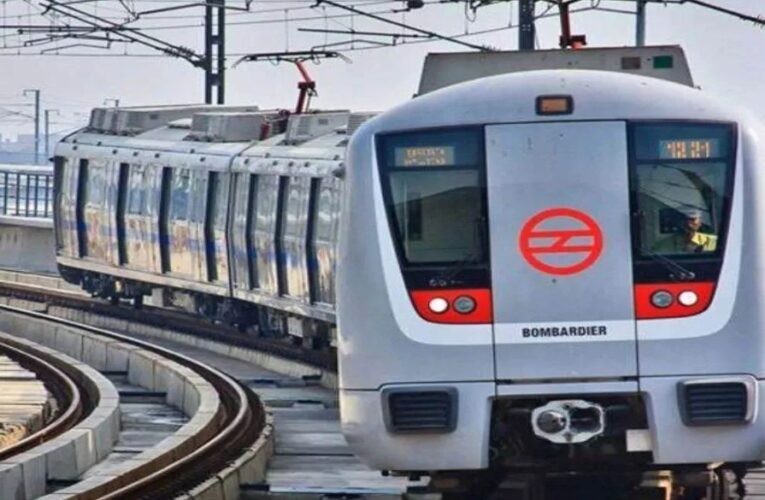 आत्महत्या की नीयत से 22 वर्षीय युवती ने मेट्रो ट्रैक पर लगाई छलांग, अस्पताल में भर्ती