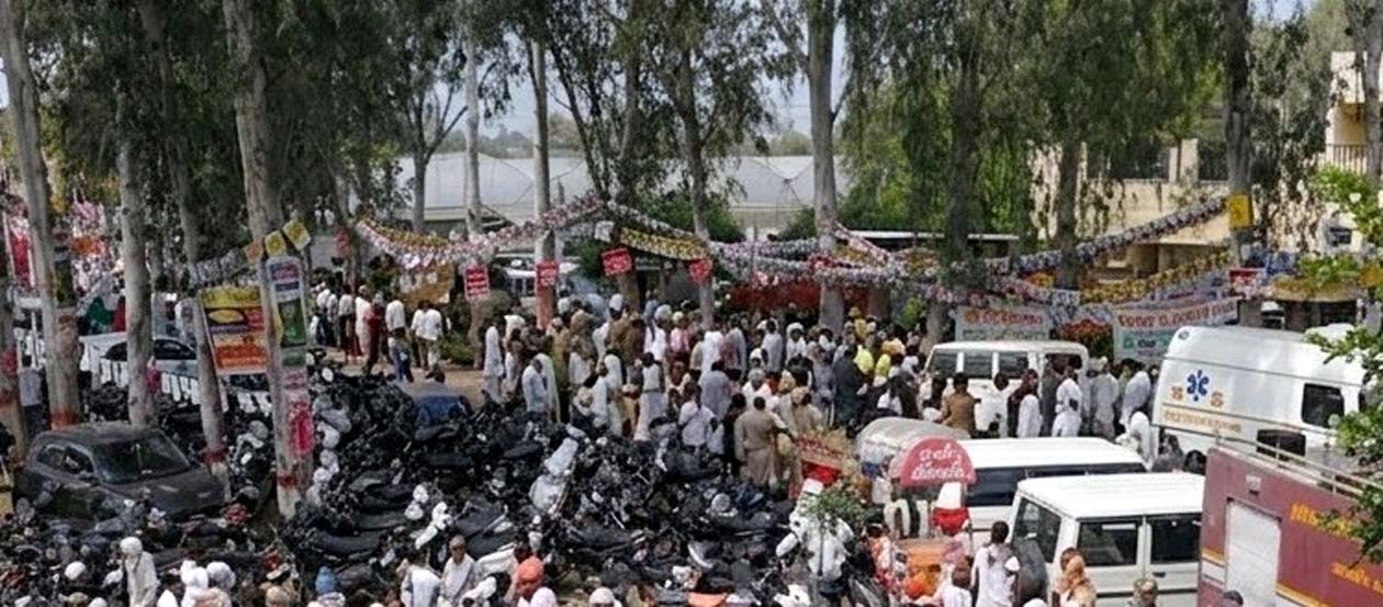 crowd-of-farmers-at-the-fair