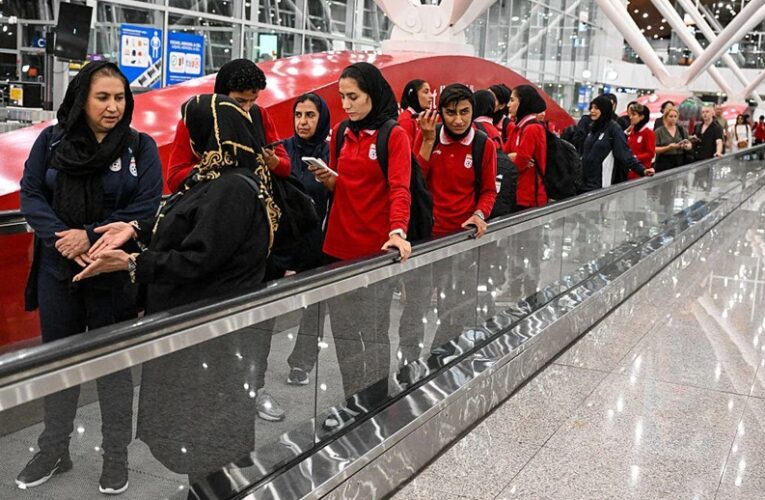 ईरान महिला फुटबॉल टीम की तीन सदस्यों का ऑस्ट्रेलिया में शरण लेने से इनकार