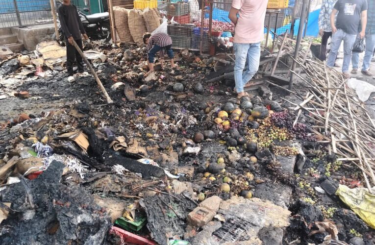 खैराबाद में आग से फल-सब्जी और कपड़ों की कई दुकानें जलकर राख