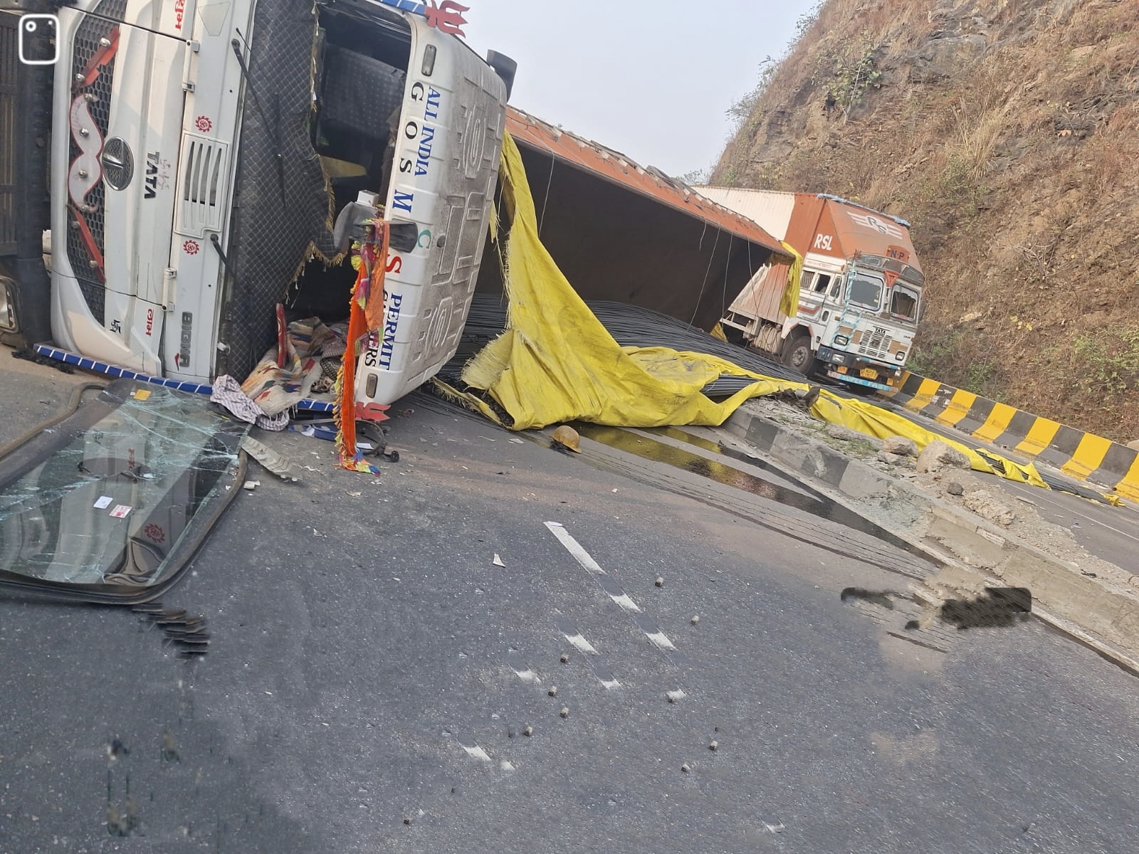 jh-bus-and-trailer-collide-in-chutupalu