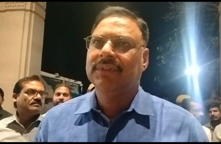 चैत्र नवरात्र मेला तैयारी: डीएम ने विंध्य कॉरिडोर व गंगा घाट का किया रात में निरीक्षण