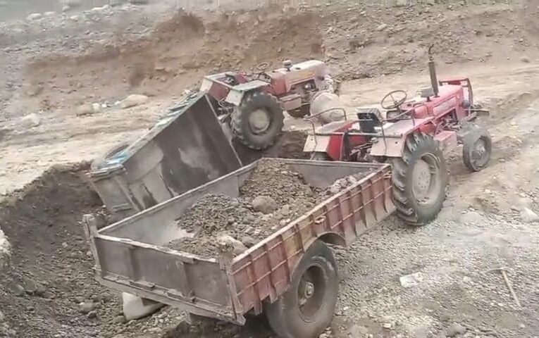 कोटद्वार में अवैध खनन पर प्रशासन की सख्ती, खोह नदी में पांच ट्रैक्टर-ट्रॉली सीज