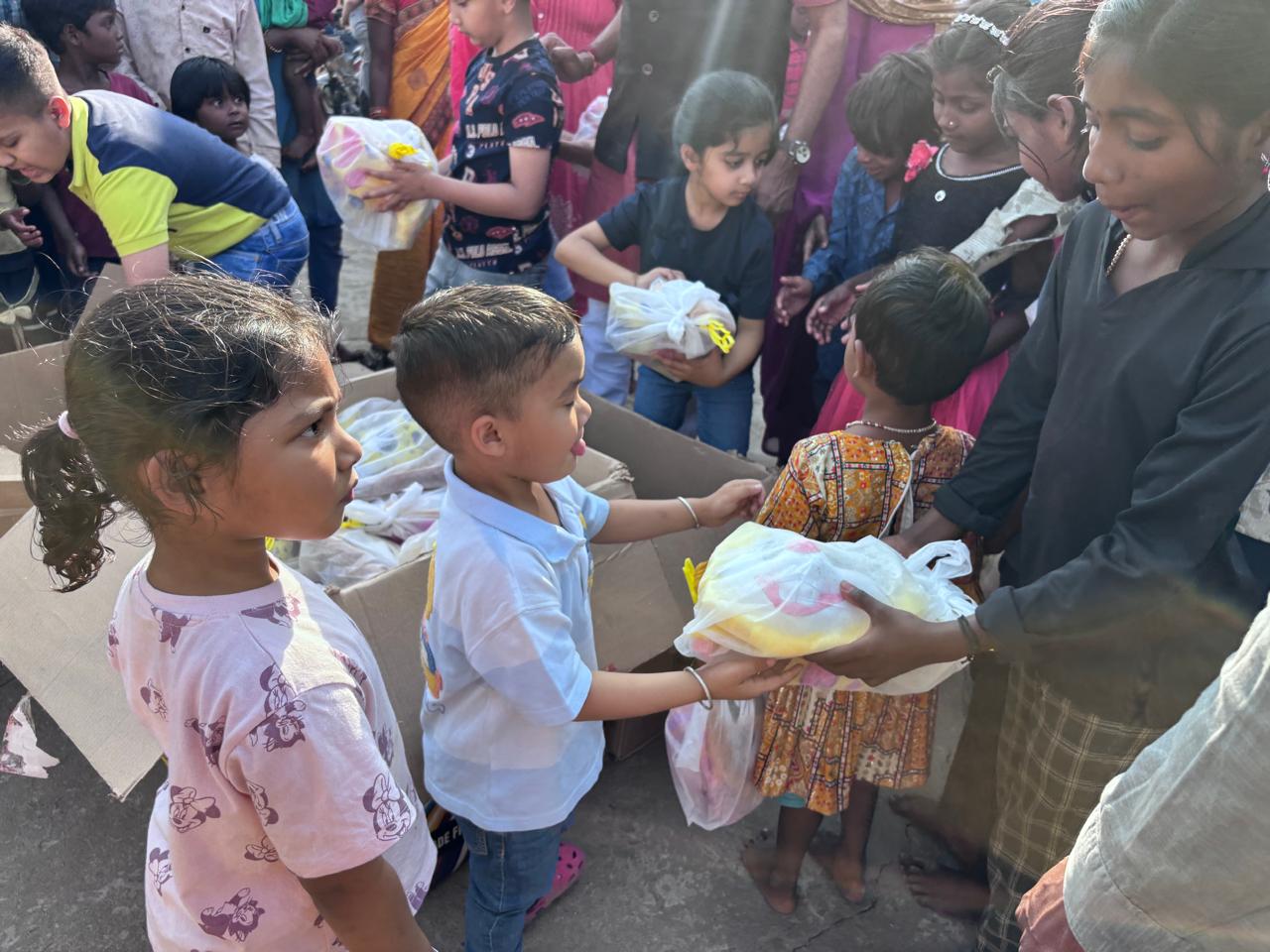 harileela-charitable-trust-holi-with-children