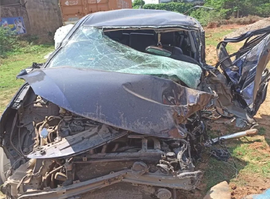 jh-car-collides-with-tanker-youth-seriously-injure