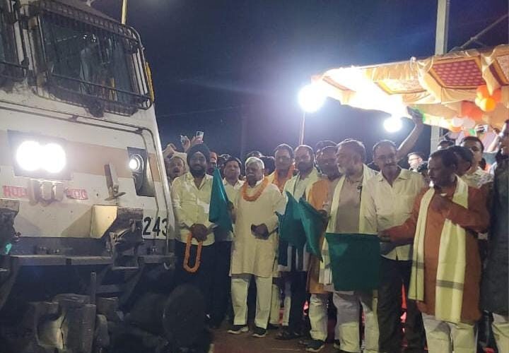 सांसद ने पुरुलिया-आनंद विहार एक्सप्रेस को दिखाई हरी झंडी