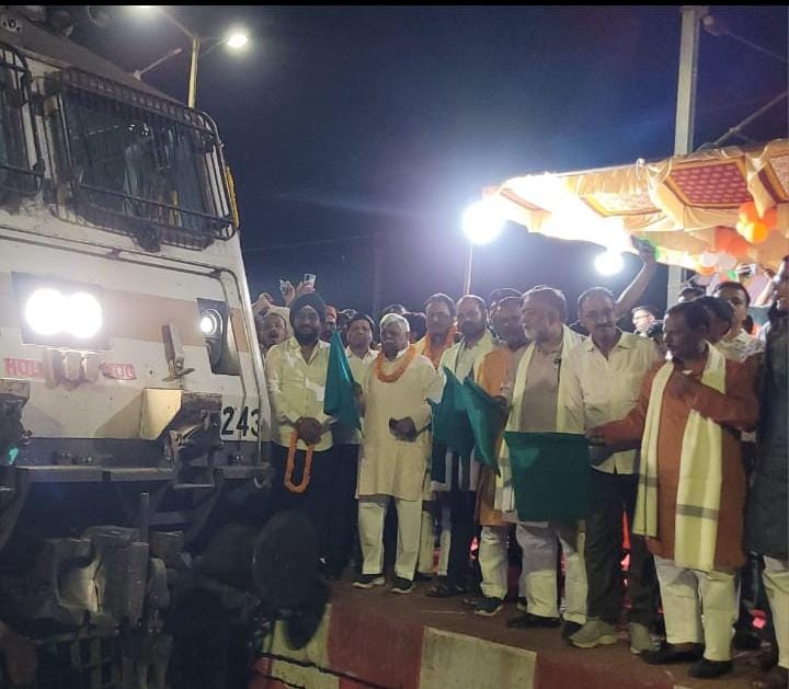 jh-mp-flags-off-purulia-anand-vihar-express