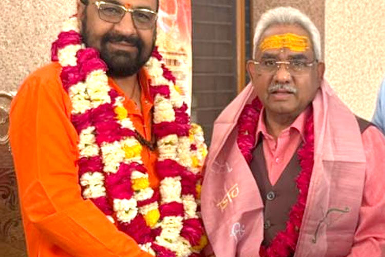 कौशिक ने दक्षेश्वर महादेव मंदिर में किया दुग्धाभिषेक, कुंभ की सफलता की कामना