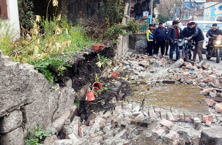 सड़क पर गिरी मल्लीताल प्राथमिक विद्यालय की दीवार गिरी