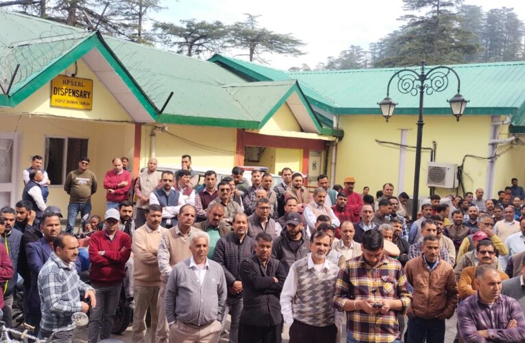 बिजली संशोधन विधेयक 2025 के खिलाफ हिमाचल में कर्मचारियों-अभियंताओं का प्रदर्शन