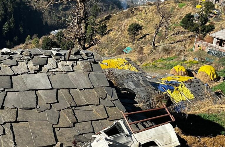 सड़क हादसे में दो युवकों की मौत, तीन घायल