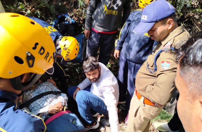 (अपडेट) नैनीताल में वाहन खाई में गिरा,दो पर्यटकों की मौत,दो घायल