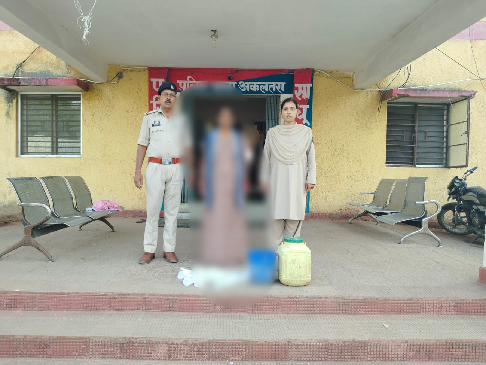 two-accused-including-women-arrested-with-28-liter