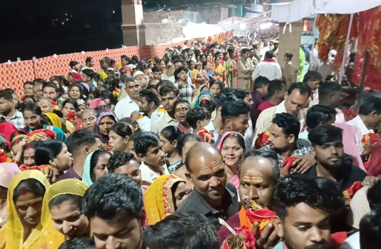 चैत्र नवरात्र: बाबा विश्वनाथ की नगरी शक्ति आराधना में लीन,घरों और देवी मंदिरों में अखंड ज्योति प्रज्जवलित