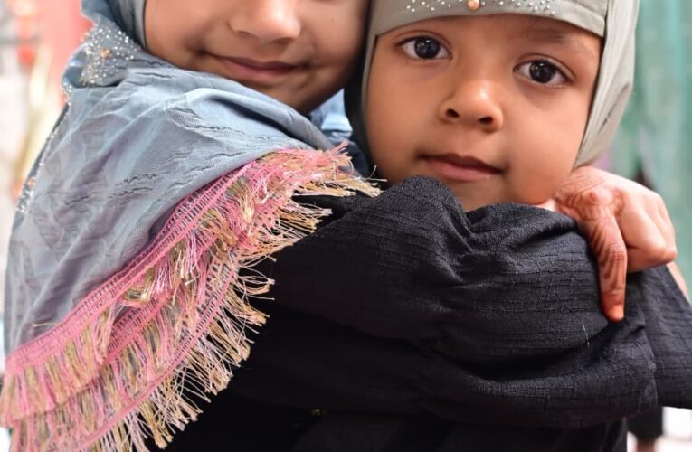 शिया समुदाय को ईद पर रहा गम, काली पट्टी बांध कर की नमाज अदा