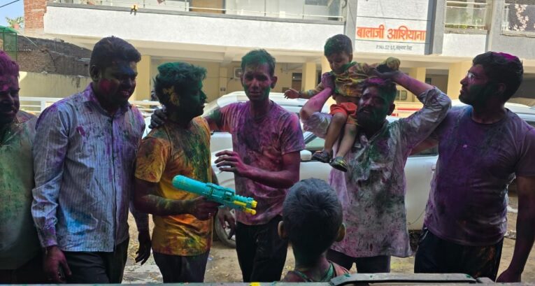 पिंकसिटी में रंगों का महाकुंभ: चंग-ढाप और डीजे की धुन पर थिरके युवा, विदेशी मेहमान भी हुए सराबोर