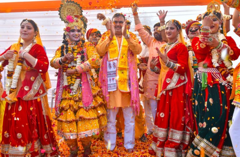 मुख्यमंत्री ने कार्यकर्त्ताओं के साथ खेली फूलों की होली, सुरक्षित एवं पर्यावरण अनुकूल होली का दिया संदेश