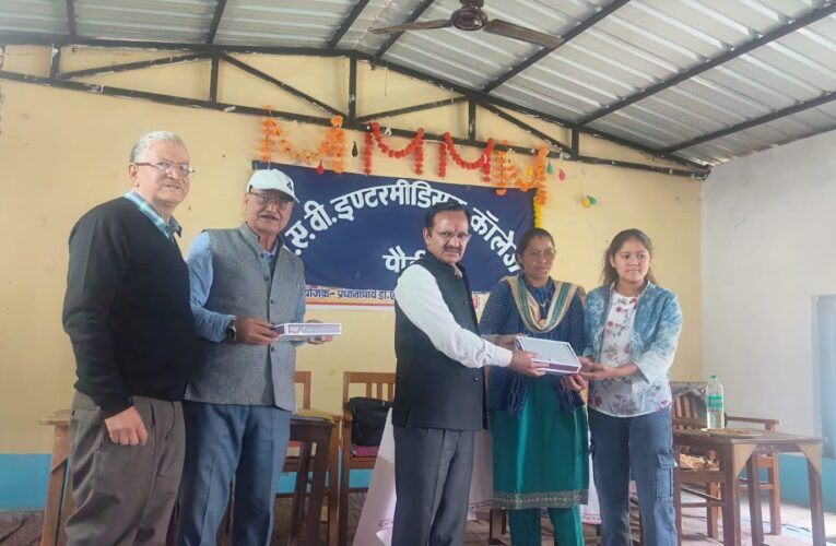 छात्र-छात्राओं को वितरित किए टैब