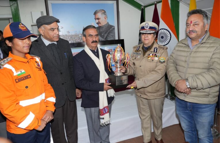 राष्ट्रीय प्रतियोगिता में फिर अव्वल रही हिमाचल एसडीआरएफ टीम, मुख्यमंत्री को सौंपी ट्रॉफी