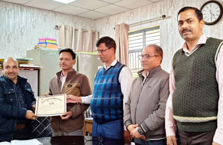 प्रदेश की नौकरियों में स्थानीय भाषाओं के ज्ञान की पात्रता जोड़ी जाये: डॉ. नवीन जोशी