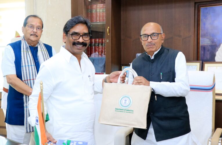 मुख्यमंत्री हेमन्त सोरेन ने विधानसभा अध्यक्ष रबीन्द्र नाथ महतो को भेंट की ‘झारखंड राइजिंग’ पुस्तक