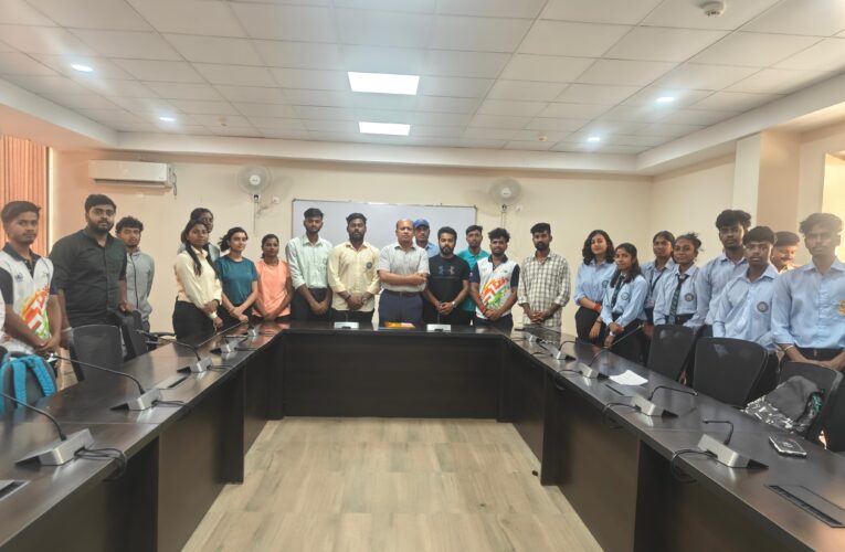 खेल सुविधाओं की बदहाली और अनियमितताओं को लेकर छात्रों ने कुलपति को सौंपा ज्ञापन