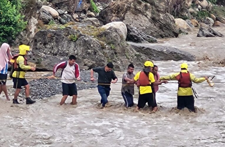 गुच्चूपानी में नदी का जलस्तर बढ़ने से टापू पर फंसे सात पर्यटकों काे एसडीआरएफ ने किया रेस्क्यू