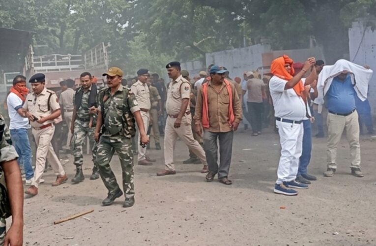 रेलवे का अतिक्रमण हटाओ अभियान के दाौरान दो गोदाम और एक मकान ध्वस्त