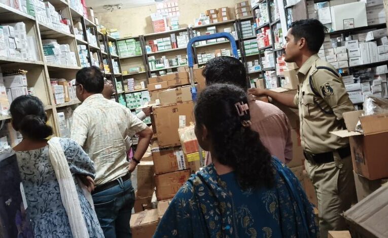 रायगढ़ में थोक दवा दुकानों की जांच , 2 दवाओं के लिए गए नमून
