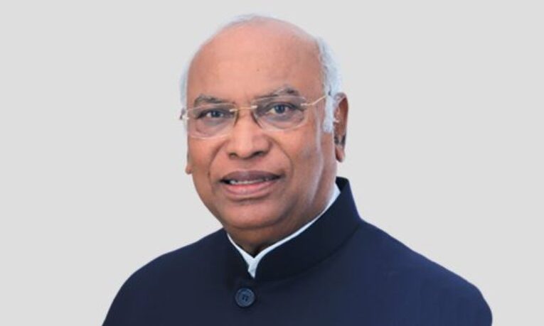 खरगे ने असम के लोगों को याद दिलाई गारंटी, बोले- राज्य के सभी वर्गों को मिलेगा लाभ